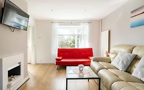Stevenage Contractors X8 New 3 Bedroom House Free Wifi, Parking, Towels All Inclusive & Large Garden